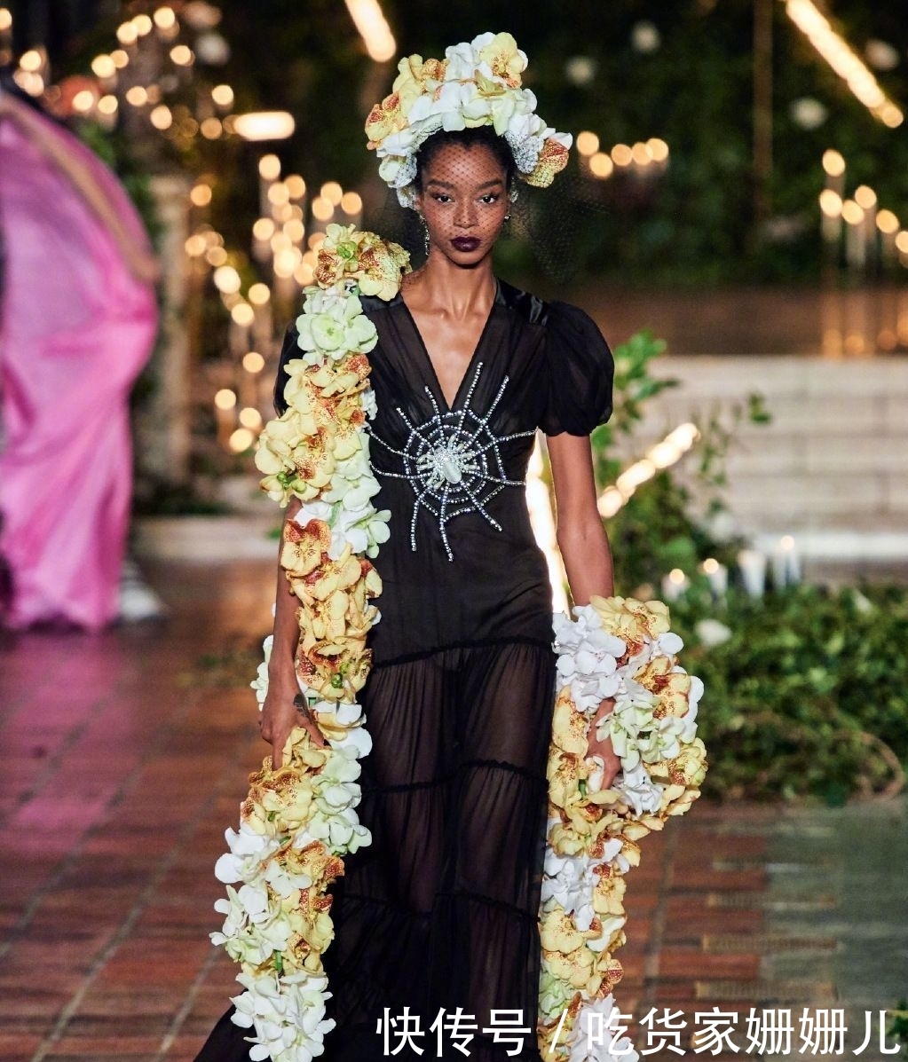 感觉：Rodarte 2020秋冬系列，经典吸血时尚又复古，复古黑暗且不失浪漫