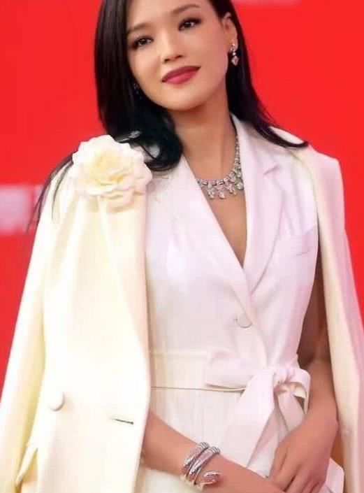  「脖间还佩戴了一」44岁的她依旧风情万种，时尚服饰穿搭高档珠宝首饰，让她无比惊艳