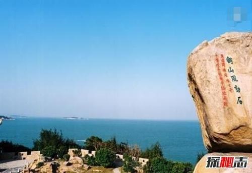 风动石悬空在悬崖边上的不倒翁