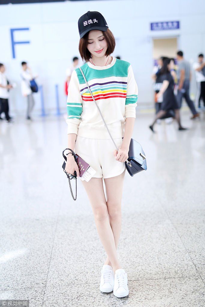 耿直girl！佟丽娅秀美腿活力满满似少女 自嘲“没洗头”嘟嘴比V萌