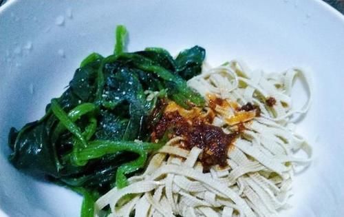  『营养』凉拌菠菜豆腐皮，上班族的快手晚餐，简单省时，美味又不失营养