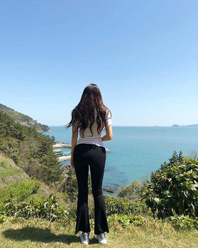 紧身牛仔裤,可性感可清纯,可时尚可自然!