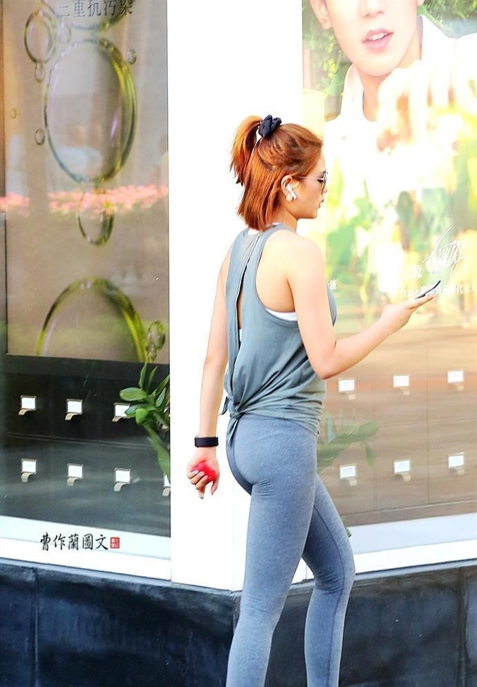 美女■街拍：穿出青春动感的瑜伽裤美女