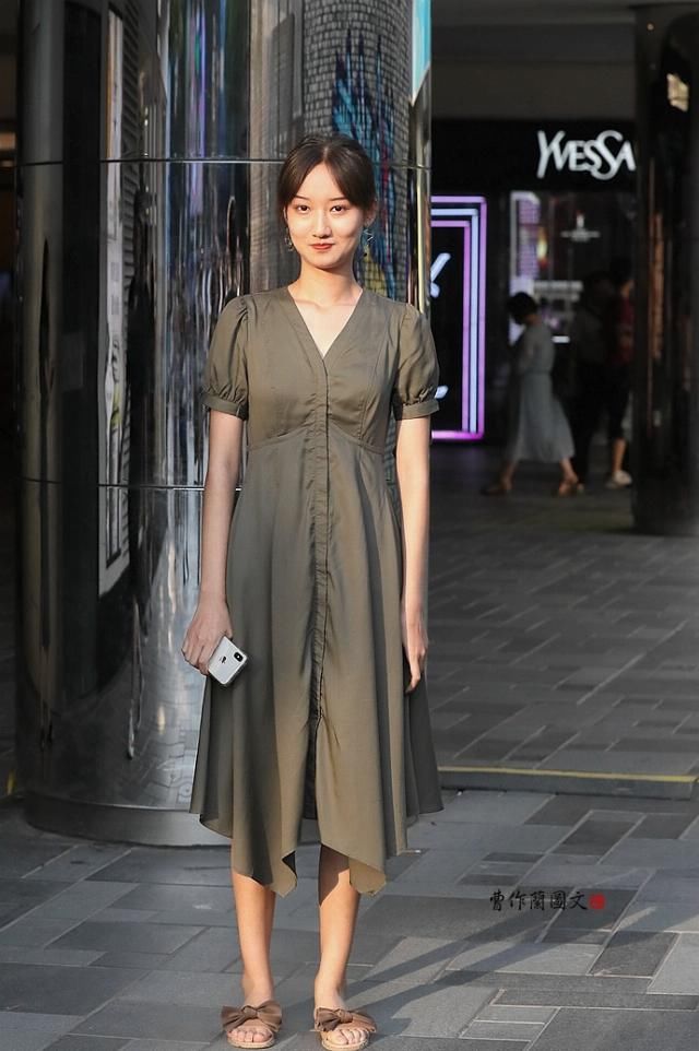  #能进能退#街拍：美女的这条连衣裙，贵在得体