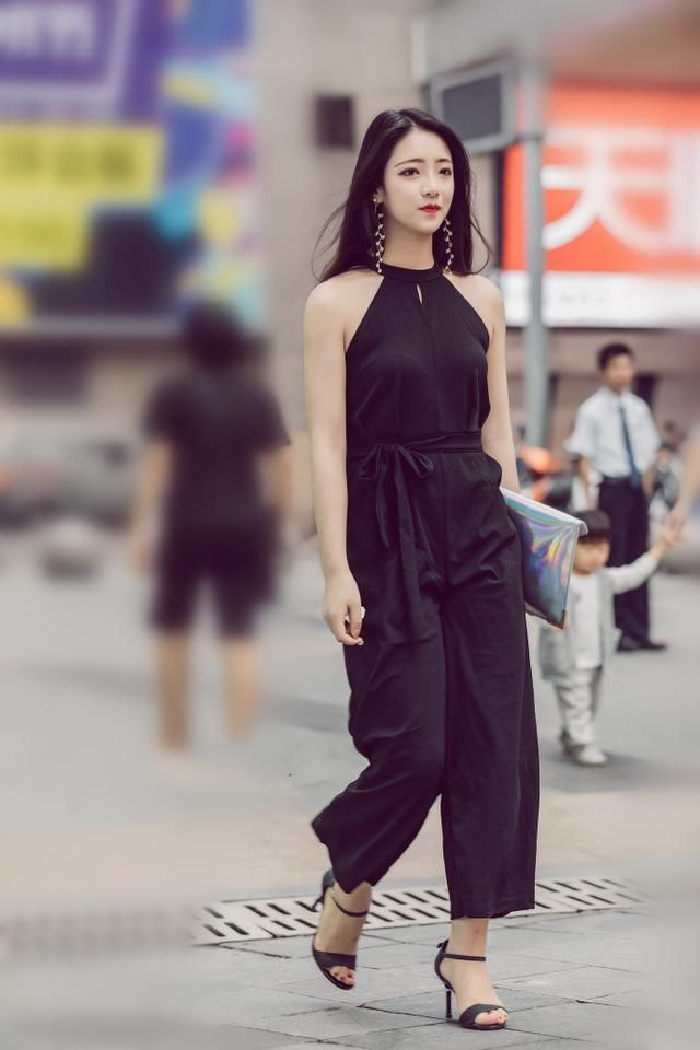 路人街拍，牛仔短裤这么穿最迷人!