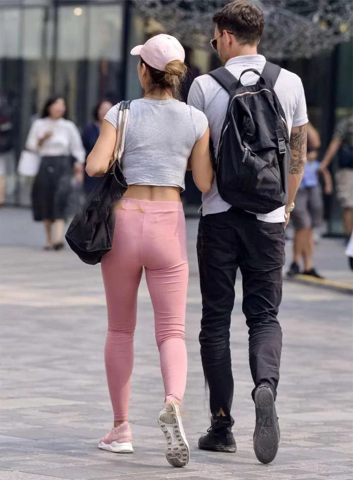 街拍: 紧身裤的丰满女人, 薄薄的很显身材