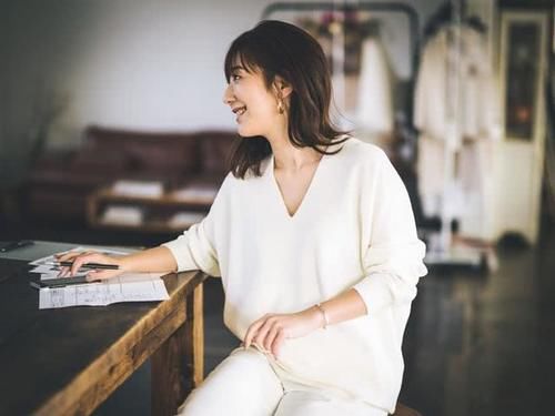  『妈妈』这周穿什么？好看又舒服的职业装 能逛街能带娃