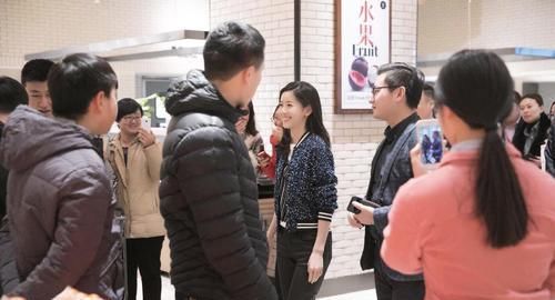  「以选择」26岁章泽天就是会穿！亮片外套搭配牛仔裤减龄时髦，秒变高校生