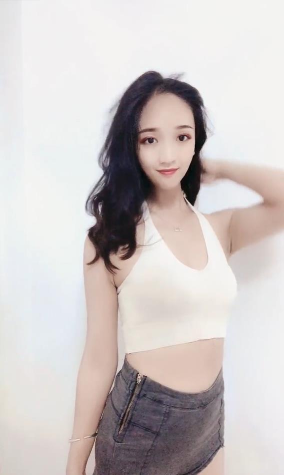 美女,这件白色吊带十分有魅力