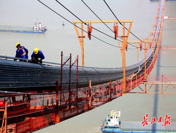 我国首座公铁两用悬索桥主缆“过江”，主缆钢丝总长可绕地球四圈
