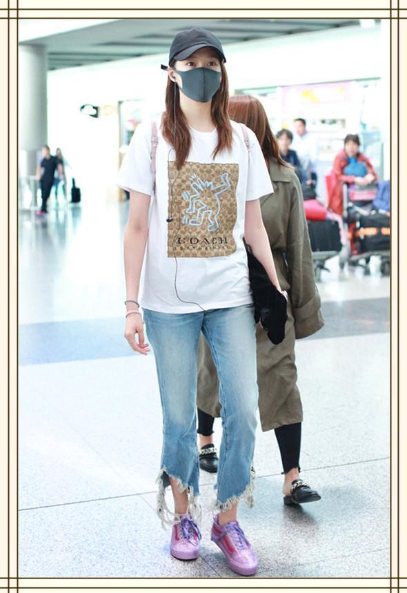 关晓彤真拼！这么的长腿还穿如此短的热裤，网友：难怪一直用包挡