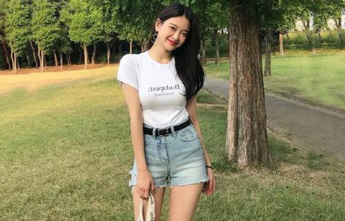 时尚街拍：身材曼妙的城市美女，搭配牛仔裤，烘托年轻气息！