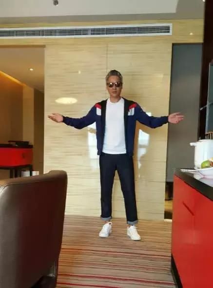 离婚而净身出户，抛弃糟糠娶小其8岁娇妻，如今落寞无人