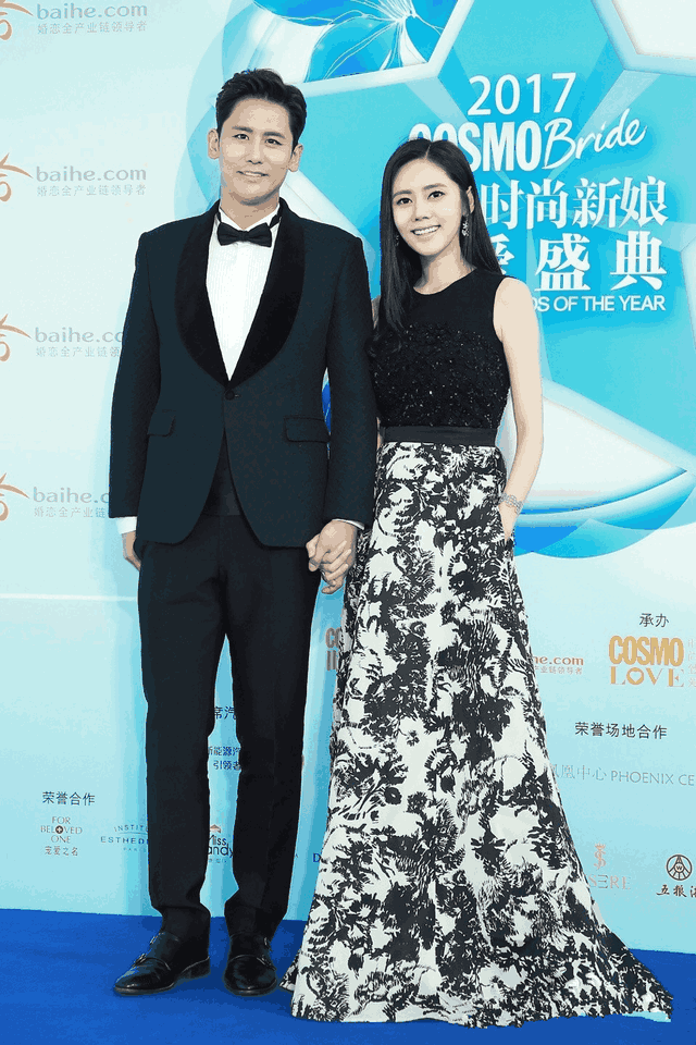 38岁秋瓷炫穿开叉长裙现身, 性感又美艳, 网友直呼: 厉害了于晓光