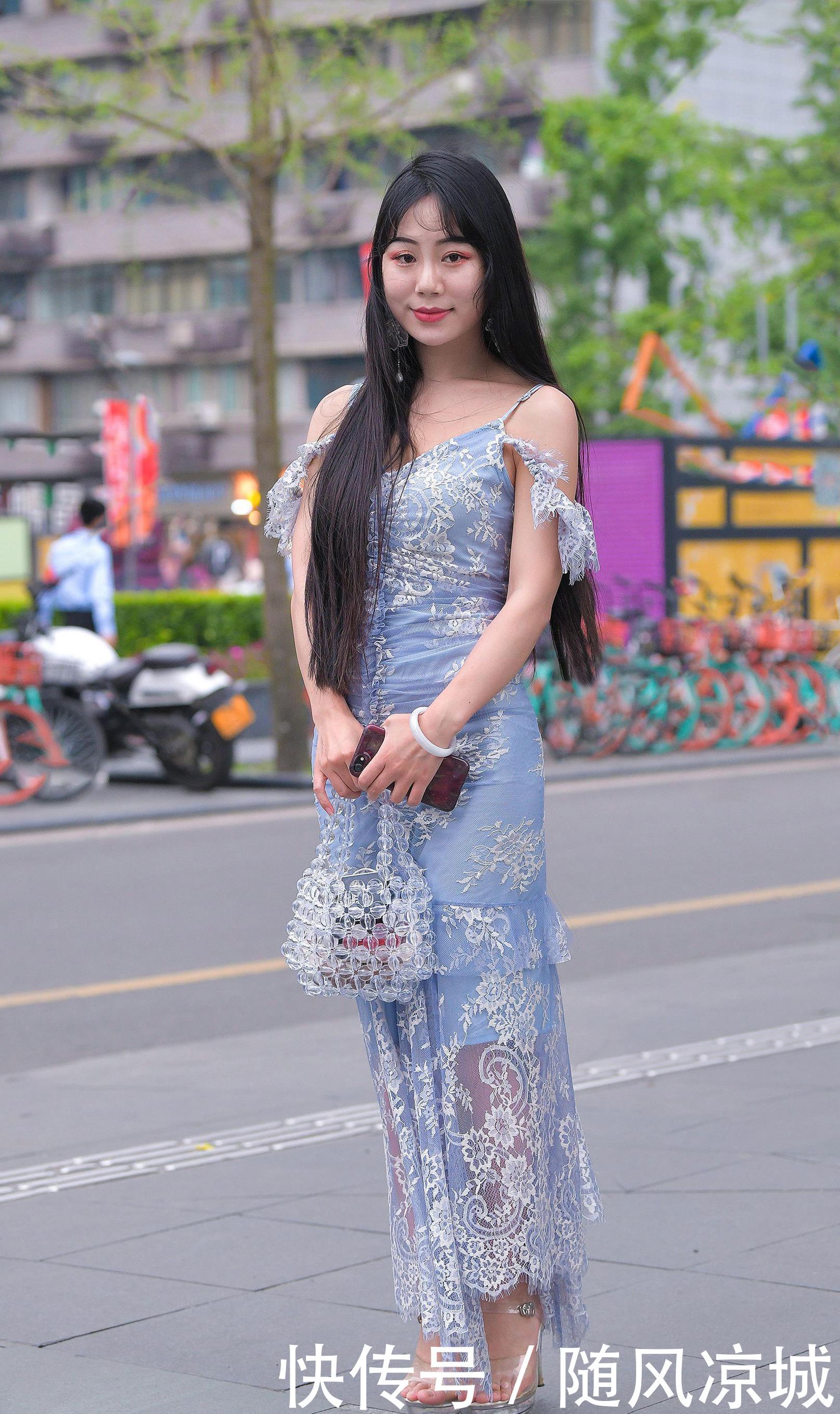  『厚底』蕾丝吊带连衣裙，搭配厚底高跟凉鞋，美女对身材自信穿出气质美