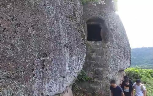 重庆一绝壁发现神秘洞穴群，曾架设过机关暗器，连专家也解释不了