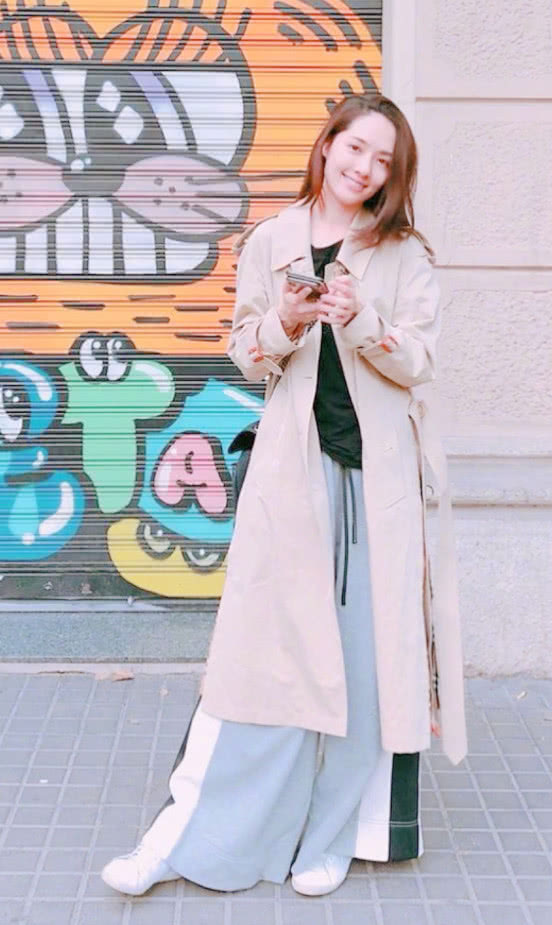 郭碧婷穿一身绿色透视裙，一双美腿若隐若现，穿衣还是很大胆的！