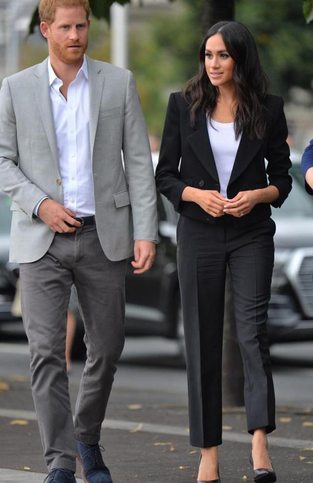 看惯了凯特的名媛风, 再看新鲜的梅根穿搭, 真是时髦的皇室代表