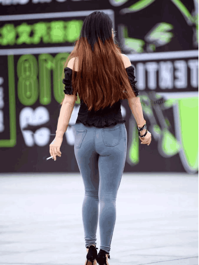 街拍：牛仔紧身裤姐姐和紧身瑜伽裤的美女一起, 谁更让你蠢蠢欲动