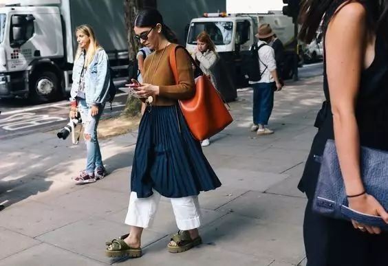 衬衫+衬衫，裙子+裙子…今秋流行这样穿，火了!!