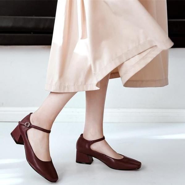 过35岁女人，这3种鞋子再喜欢也别穿，伤脚显腿粗，还拉低你衣品