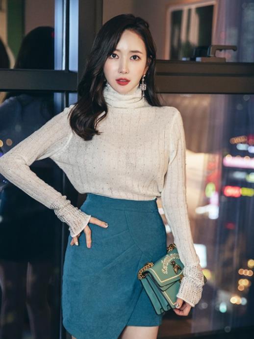 蓝色|李妍静,一件白色的薄款针织衫配蓝色短裙