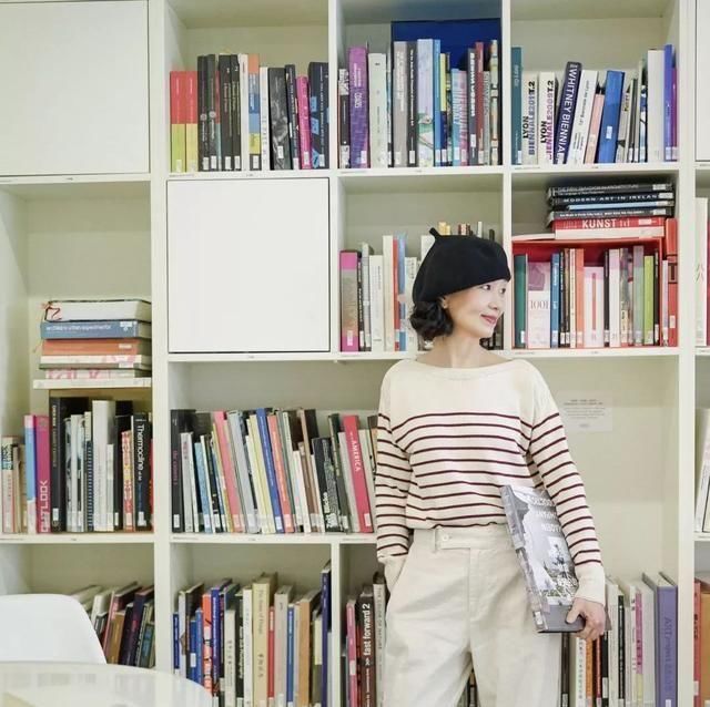  『时光』原来穿搭真能惊艳时光,三木妈妈的极简风,50岁也能穿出自己的美