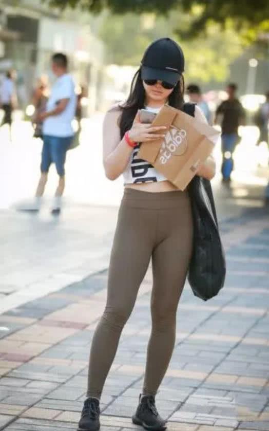 小姐姐褐色紧身裤走在时尚边缘，勾勒各种线条吸睛无数