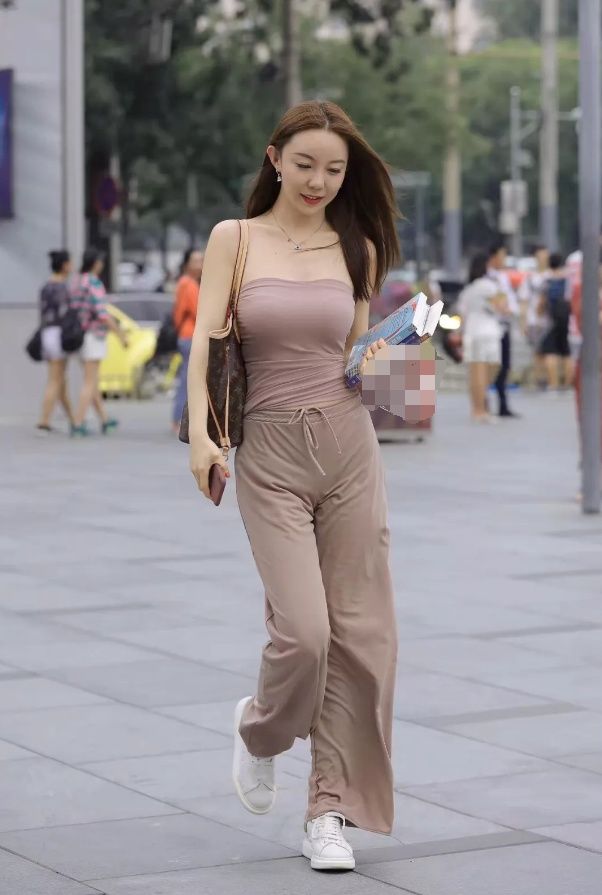 街拍:爱看书的美女，抹胸衣服却穿出了高贵