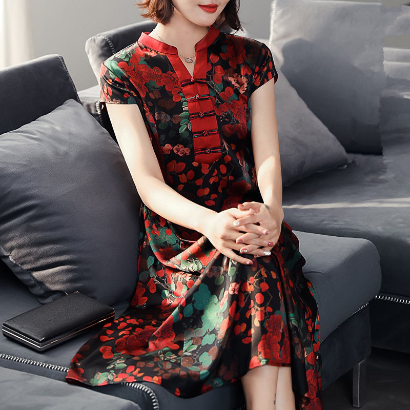 太美腻!50岁老妈出门逛街穿款“印花”美裙，连年轻人都盯着看