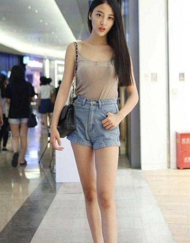 紧身牛仔裤的小姐姐，这么感性的姑娘第一次见！