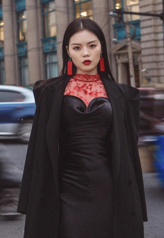  #传统#时尚潮流女孩在穿衣搭配上别具一格，把时尚潮流原素加进传统服饰上，很引人注意