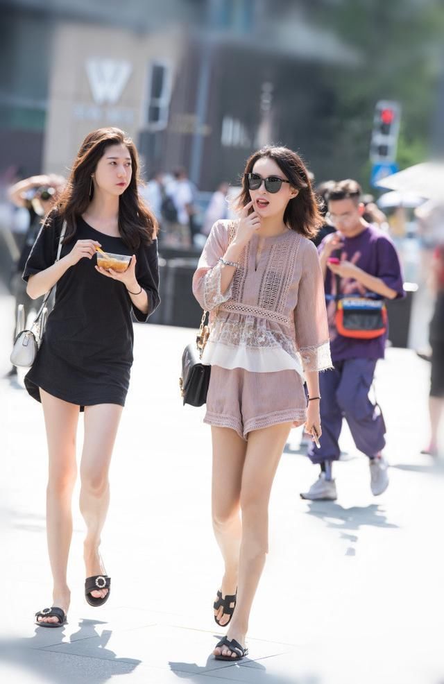 街拍:美女青春大方天生丽质，满屏大长腿!