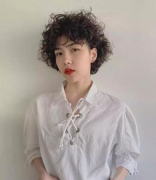  『显脸』别再剪普通的锁骨发了，2020流行这5款卷发，好看显脸小！