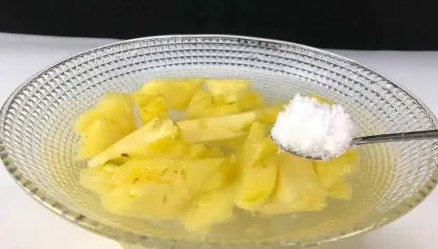 『热带水果』用冷盐水泡菠萝是错的?30年果农告诉你正确的吃法,怪不得不好吃