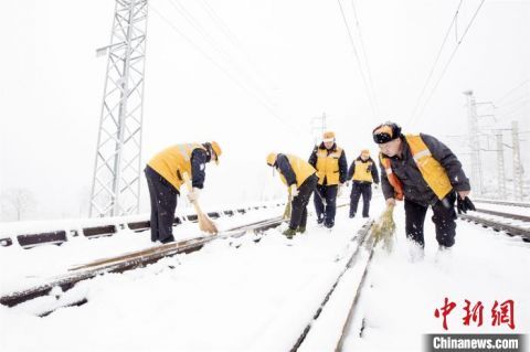  路郑州局集|瓦日铁路万吨重载列车：两年运货11000万吨