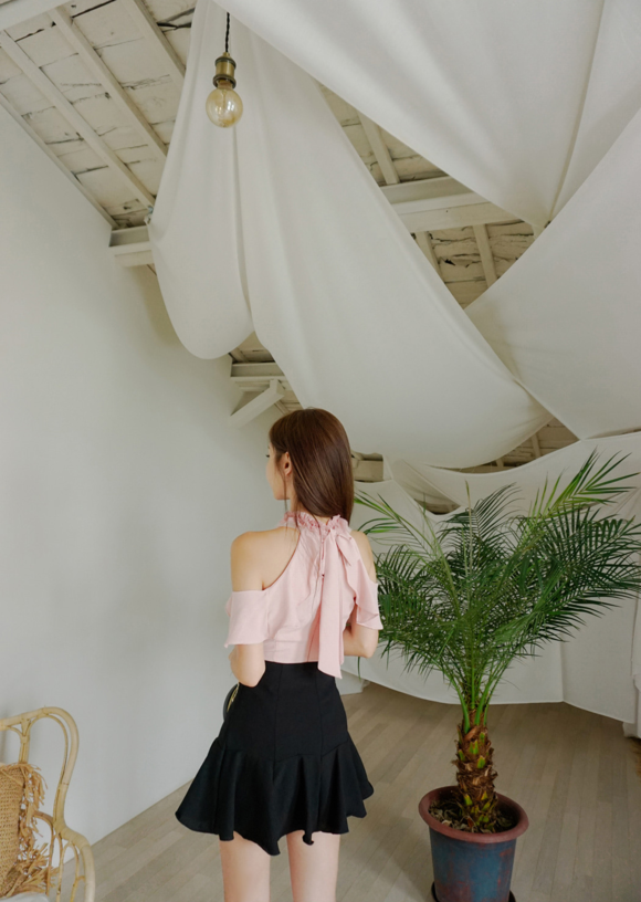 女神孙允珠，花蜜采撷玲珑珍珠荷叶露肩裙