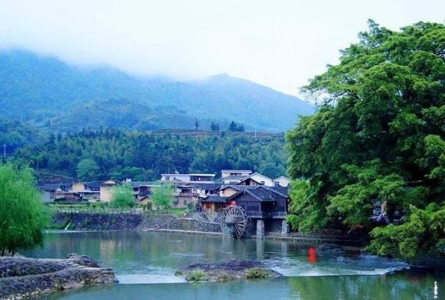 从前无人问津的破镇，因改名而成了旅游热闹地，它的名字叫云水谣