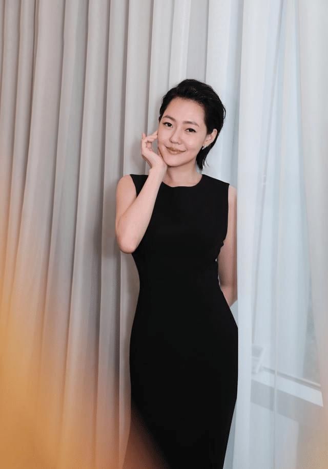 『小S』小S个子虽小,但身材比例很惊艳,穿黑色连衣裙藏不住大长腿