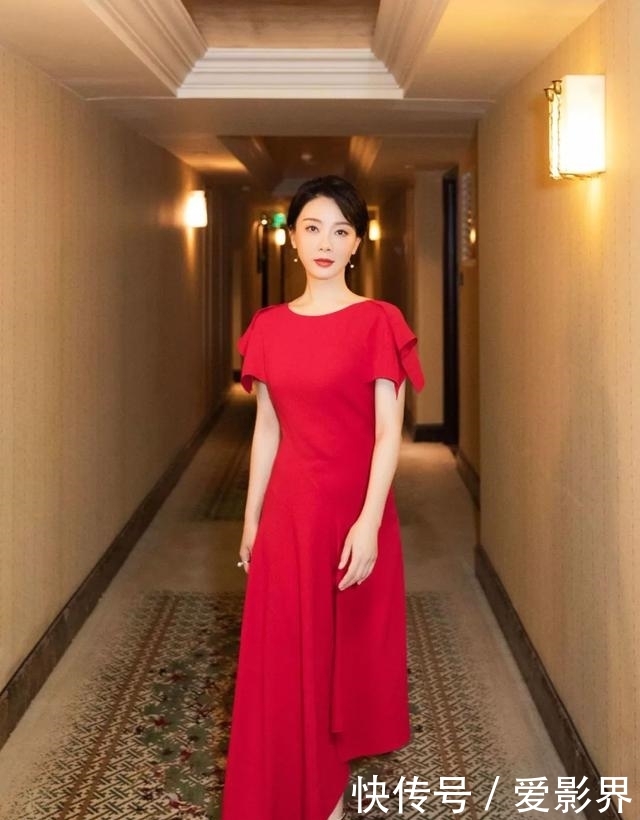 『巴掌』她是董卿心中优雅女人典范,43岁气质好,一袭红裙凸显“巴掌腰”