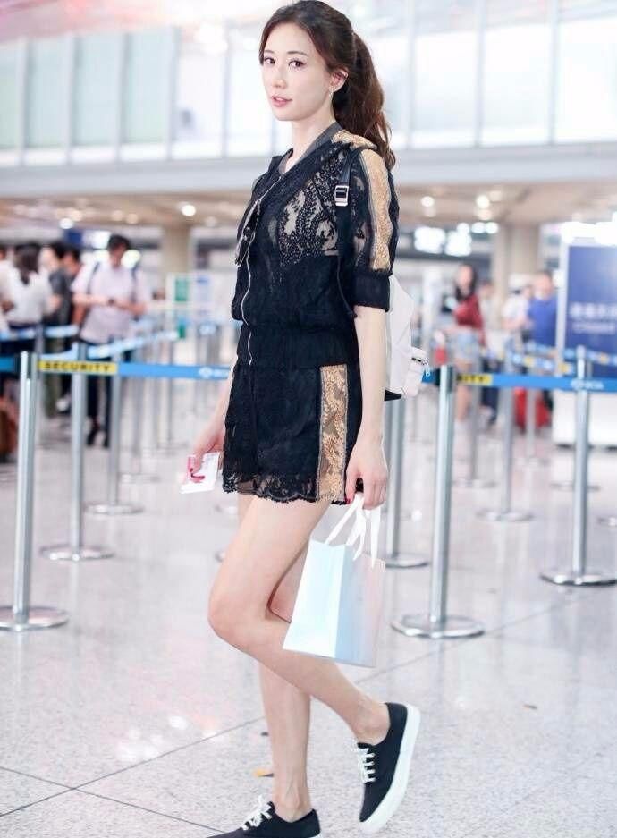 林志玲为了遮腰部的肉，硬是要在腰间加一个黑色的“栅栏”!