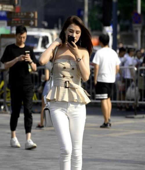  『风采』街拍：面带笑容的美女，一条黑色的连衣裙，时尚唯美气质风采
