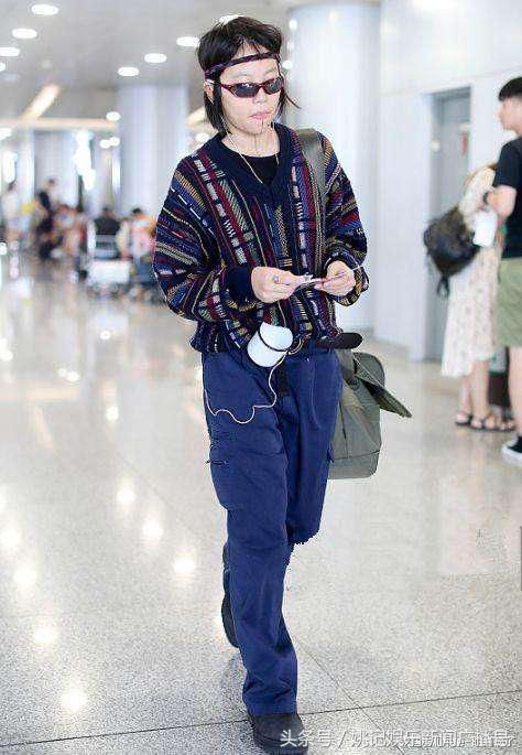 窦靖童衣品直追窦唯！老气皮靴配蓝裤像40岁，网友：跟王菲好好学