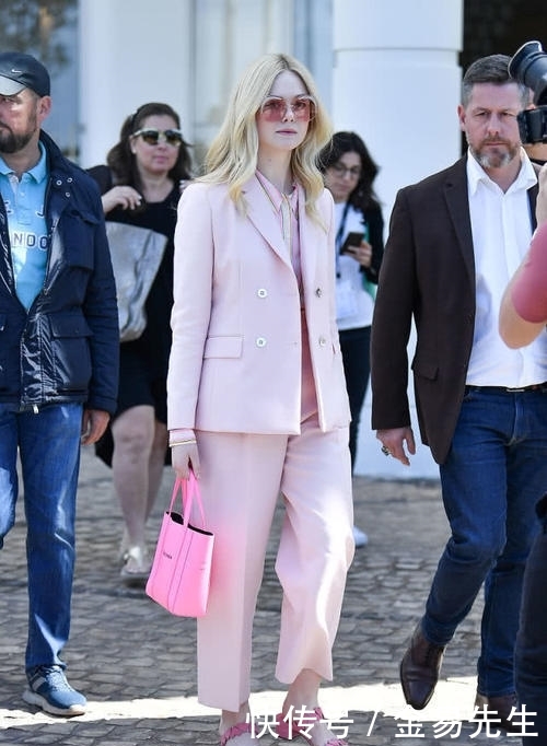  『女人』女人到了四十，要少穿这4种“老龄”色，多穿另外4色才真显高级