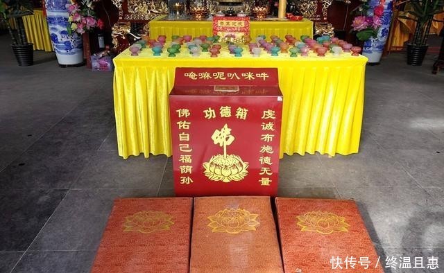 “酒肉穿肠过，佛祖心中留”，游客的香火钱去哪了？看完不想捐了