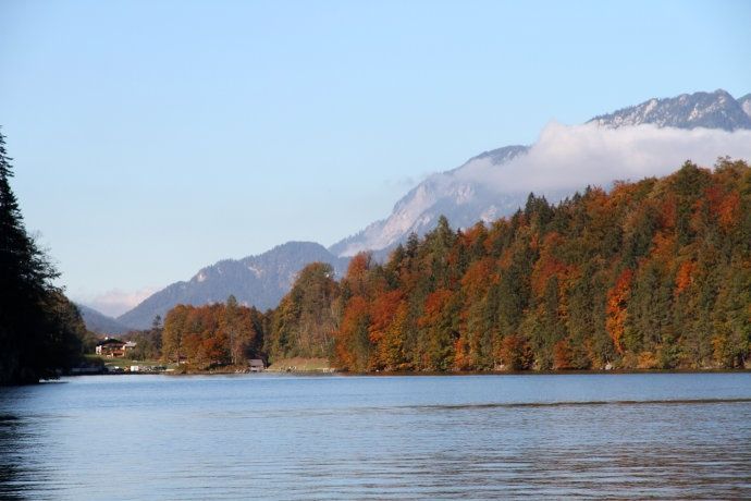 阿尔卑斯山中藏有一湖，如果说这里晴天像天堂，那阴天就像仙境