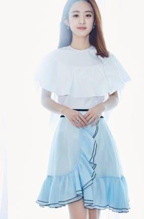 赵丽颖这裤子太有个性了,一块布上就有6颗纽扣,要当扣子达人?