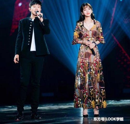 杨颖身材越来越好了，亮片裙惊艳全场，网友：说她18岁都信