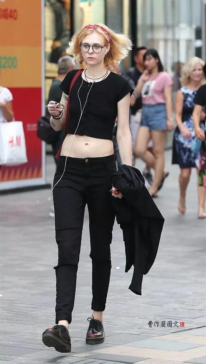 街拍:细腰美女的魅力,不止在腰间