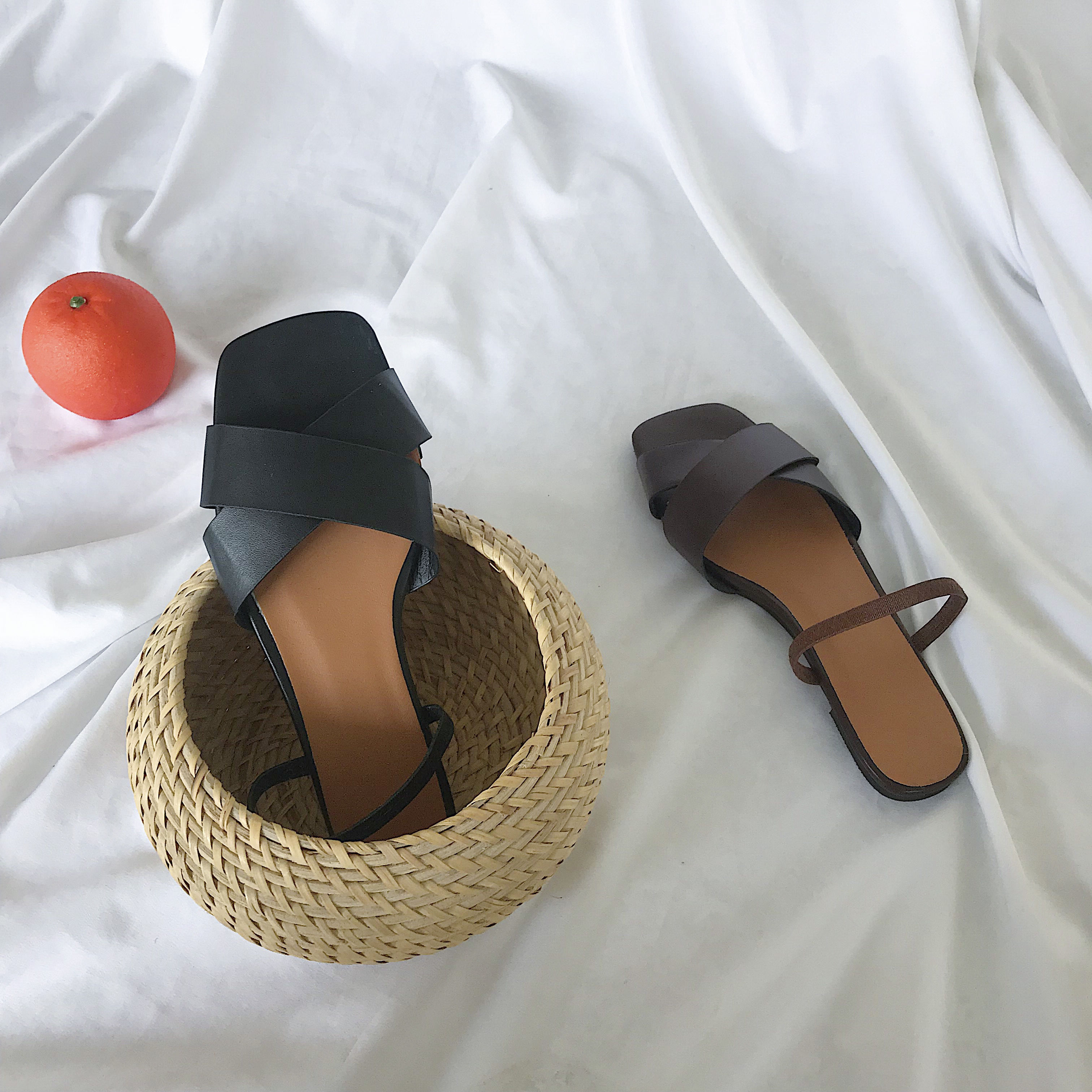 女人尽量不要穿小白鞋，今夏流行这样配长裤，背影都美爆了